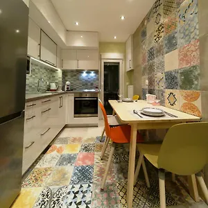 Aristotelis Cozy And Playful At Forum Θεσσαλονίκη